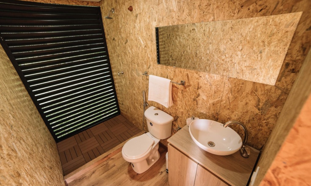 طراحی داخلی سرویس بهداشتی کلبه چوبی