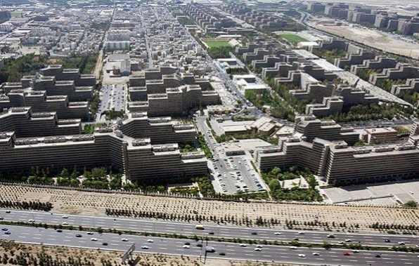 شهرک اکباتان تهران: نمونۀ شهر مدرن – آپارتمانهای بتنی بلند مکعبی